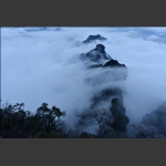 奇山狂雾