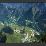 《玉带绕山间》