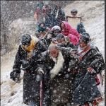 风雪中转山的藏民