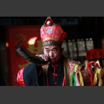 吹牛角的土家祭司