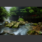 峡谷的溪水