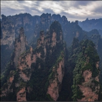 峰墙肃立