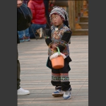 哈尼梯田多依树拦路卖蛋的小姑娘