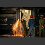 玻璃桥建设中的施工者