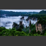 雾绕群峰