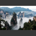 雾绕群峰