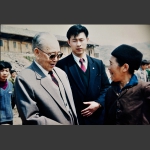 廖汉生与家乡百姓交谈