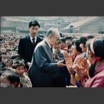 廖汉生与孩子们在一起
