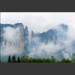 绝壁秀峰