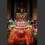 天门山大雄宝殿佛像前供品摆设