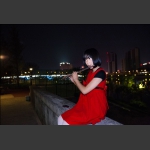 吹长笛的小姑娘