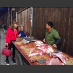 “来两斤，”邱国荣摄