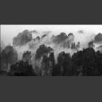 奇峰峻石惹雾来