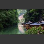 青山碧水出峡谷