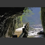 峡谷路与水