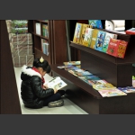 书店内的小女孩