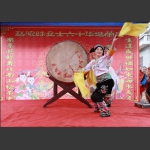 打大鼓的土家妹