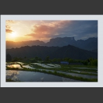 夕阳西下映天门