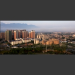 晨雾映市景