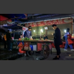 小伙子夜市摊