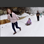 母子赏雪