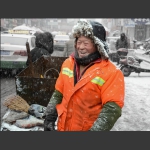 寒雪暖心环卫工