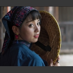 村里有个姑娘叫小芳