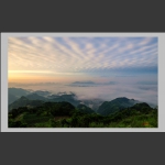 雾漫山峦
