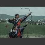弓拉满月