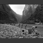 张家界百里画廊茅岩河上的纤夫