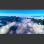 云雾绕山峦