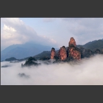 雾涌三剑峰