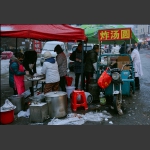雪后傍晚路口炸汤圆