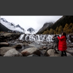 雪山水瀑