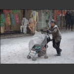 雪中赶路人