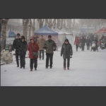 晨雪集市的人们