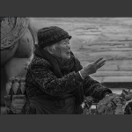 古镇卖花环的老人