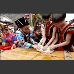 "抢"糍粑
