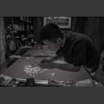 认真雕刻版画的男子