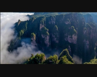 云绕峰峦溪