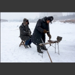 雪中伐锯人