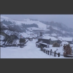 雪中朦胧的小山村