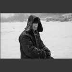 风雪中的村民