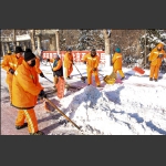 环卫工人清雪忙