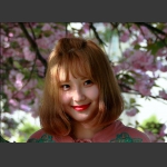 人面樱花相映红