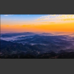 轻雾缭绕羊峰山