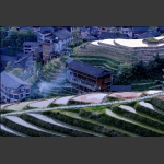 梯田下的山寨