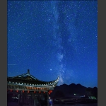 星空下的石堰坪门楼