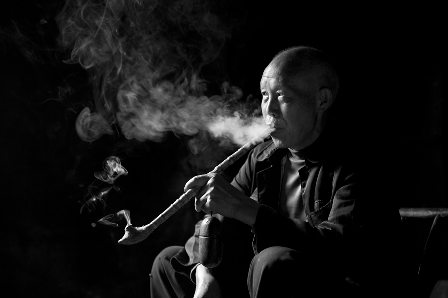 抽烟老人