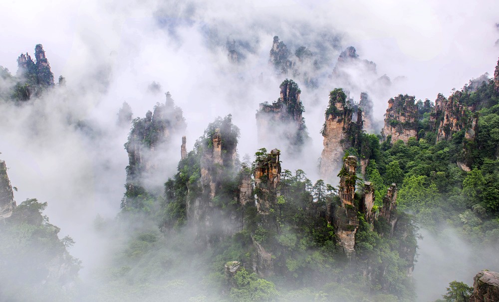 雾缭群峰